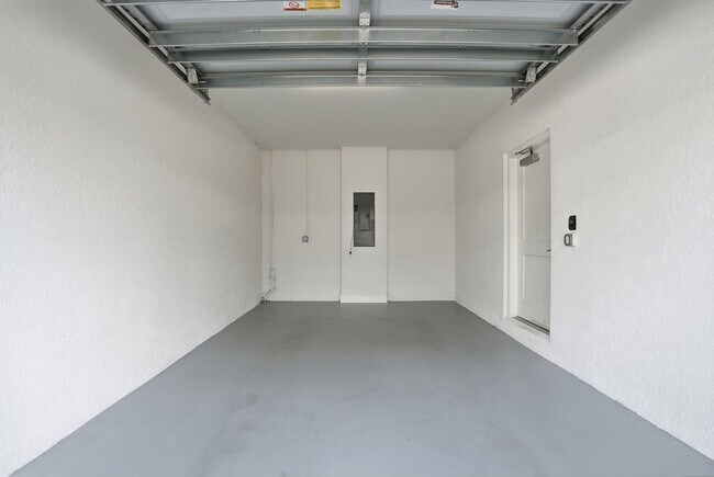 Building Photo - Fully Furnished 3 Bedroom, 3.5 Bath Townhome