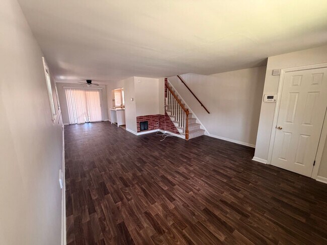 Building Photo - 2717 Creston Rd