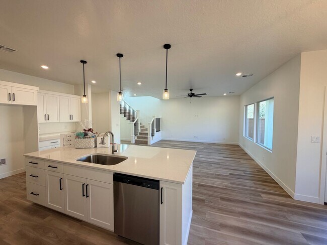 Building Photo - Beautiful Brand new 4 bedroom, 2.5 bathroom home in St George!