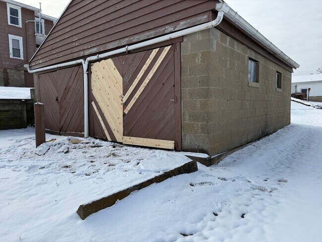 Building Photo - 713 N 8th Ave