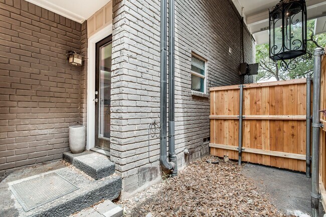Building Photo - 10205 Regal Oaks Dr