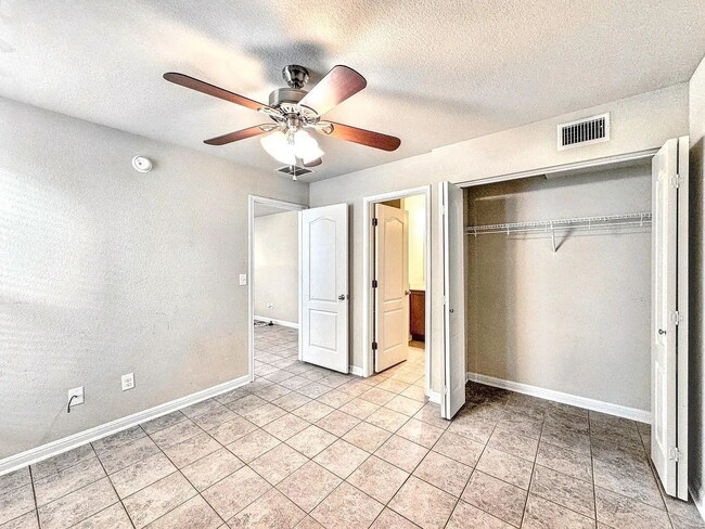 Building Photo - "Cozy 1-Bedroom Gem in San Marcos - Modern Comfort in 500 Sq Ft!"