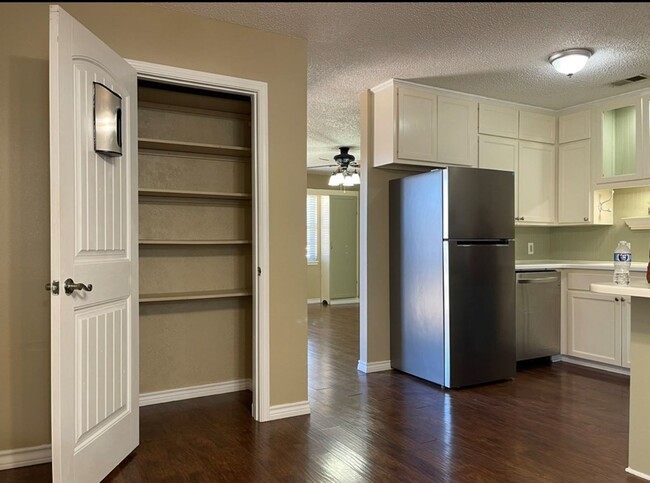 Building Photo - Beautiful 3 bedroom 2 bath home close to S...