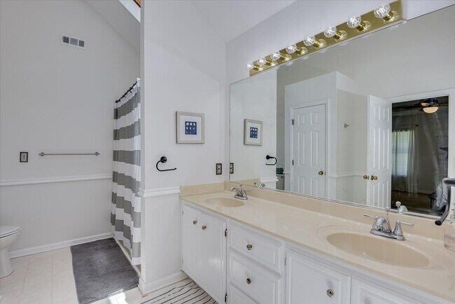 Building Photo - 869 Hickory Ridge Rd