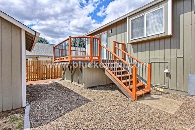 Building Photo - 4 Bed, 2 Bath Home in Well Established Nei...