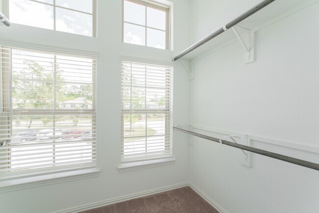 Building Photo - 438 Lake Day Dr