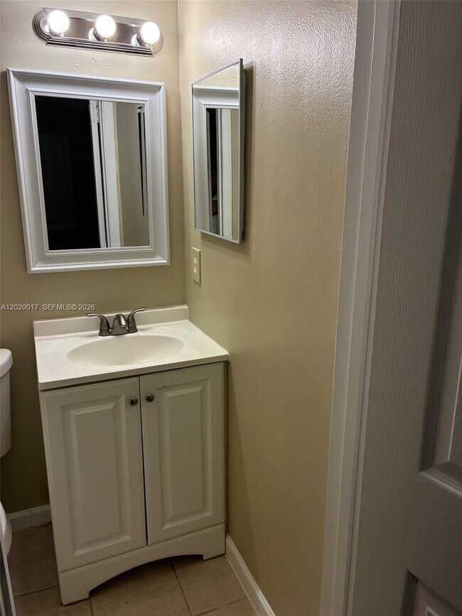 Building Photo - 617 Ixoria Ave