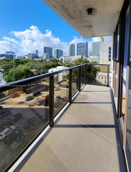 Building Photo - 600 NE 36th St