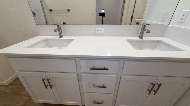 Building Photo - 2173 N Renn Ave