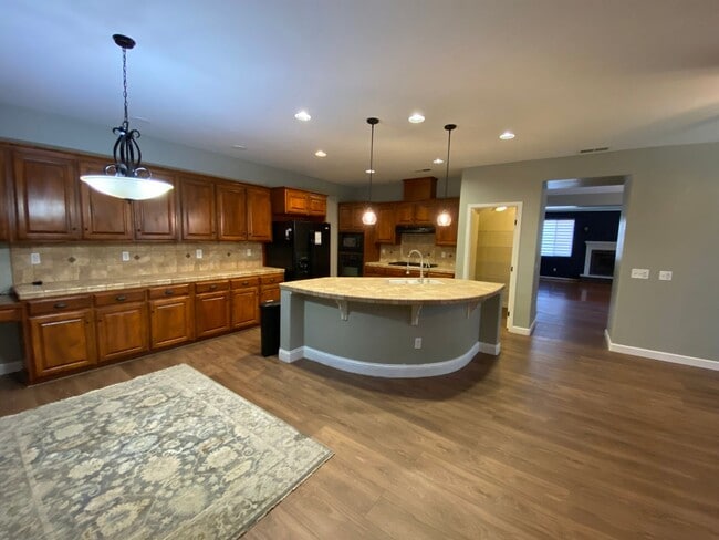 Building Photo - Big beautiful Home for rent in Visalia, Ca