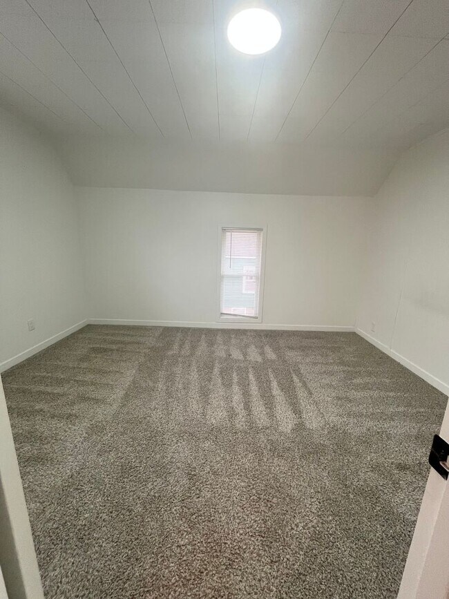 Building Photo - 4 Bed/1.5 Bath Rental Home in Central Sioux Falls!