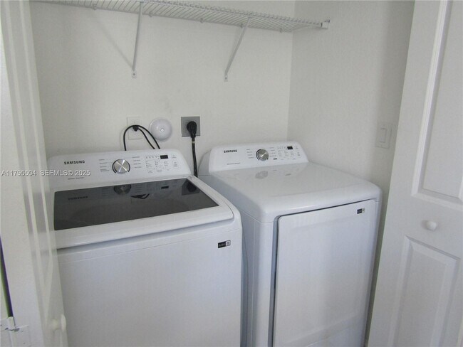 Building Photo - 1414 SE 26th Ter