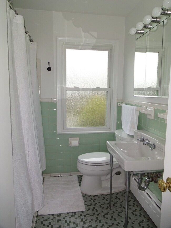 Building Photo - Wonderful Home in Prime Location!