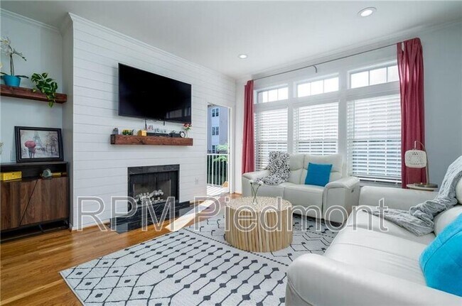 Building Photo - 220 Renaissance Pkwy NE