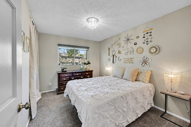 Building Photo - 10883 Fairfax Way