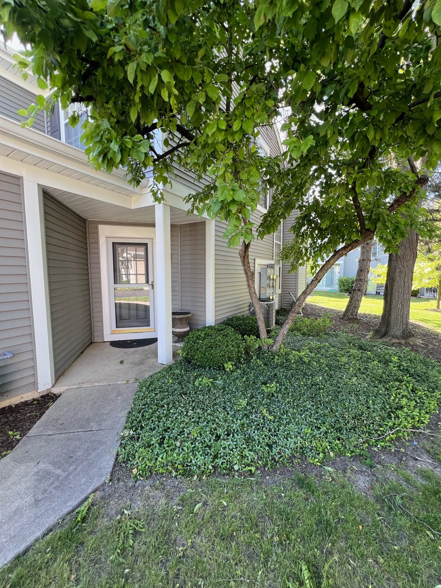 Private entry - 1452 Division Ct
