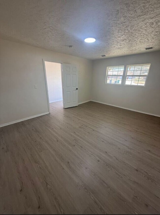 Building Photo - 5 Bedroom Rent to Own Home Available!