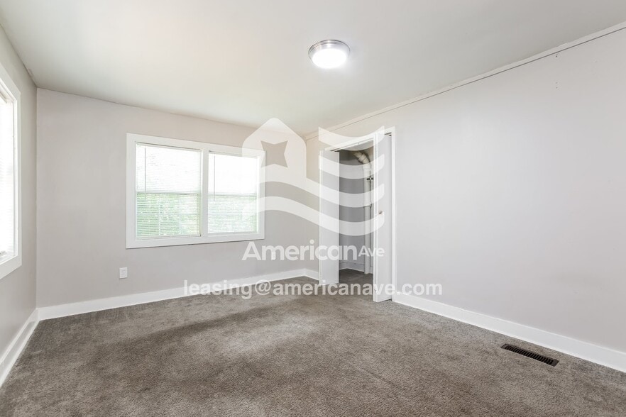 Building Photo - 814 S Elm St