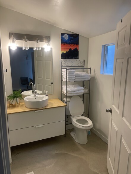 Bathroom - 911 W Main