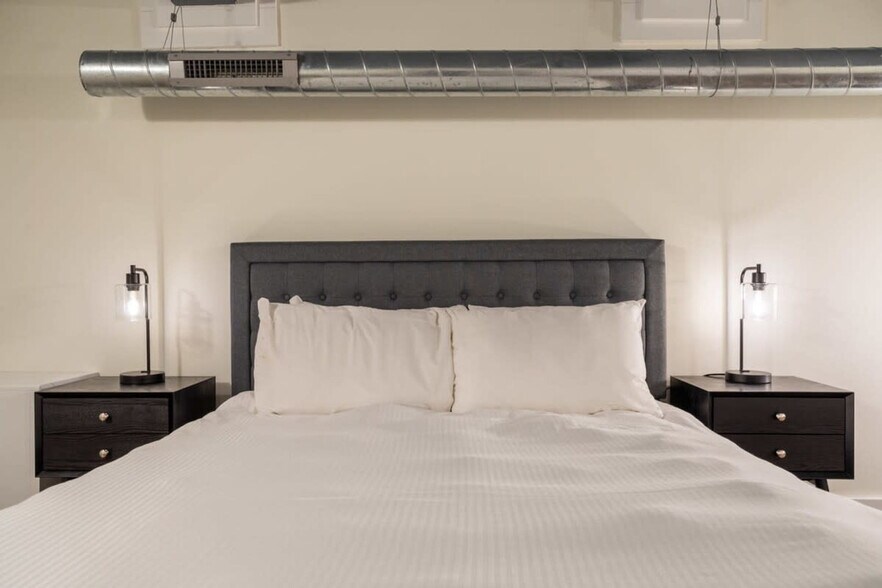 Building Photo - 150S S Independence Mall W