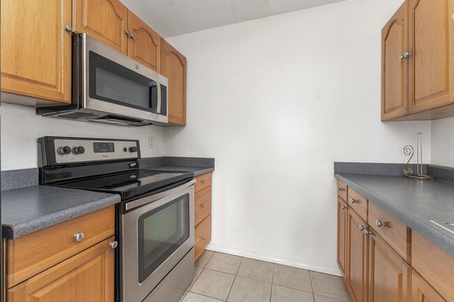 Building Photo - 3bd/2ba upstairs unit with deck
