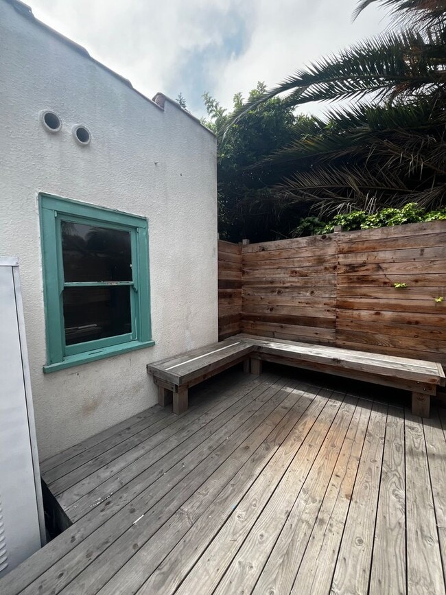 Building Photo - 921