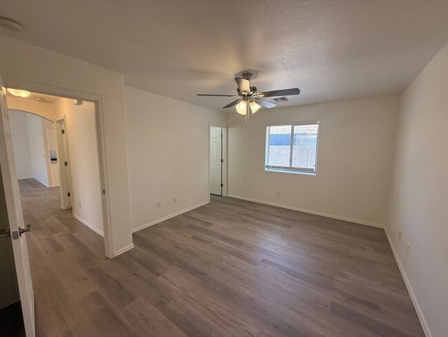 Building Photo - 3 Bedroom 2 Bathroom Home