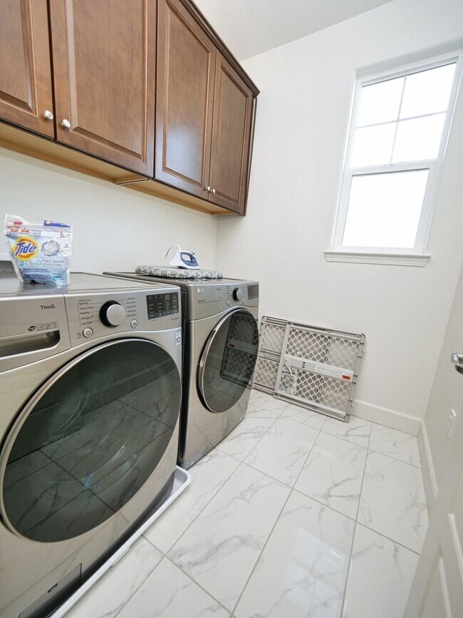 Building Photo - Modern Elegant 4BR 2.5 House in Sacramento