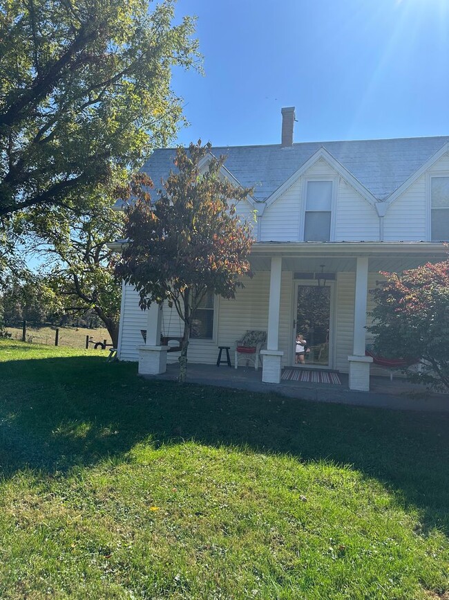 Building Photo - 4 Bedroom, 2 Bath farm house out in the Co...