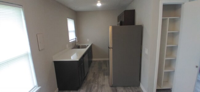 Building Photo - 407 Edwards St