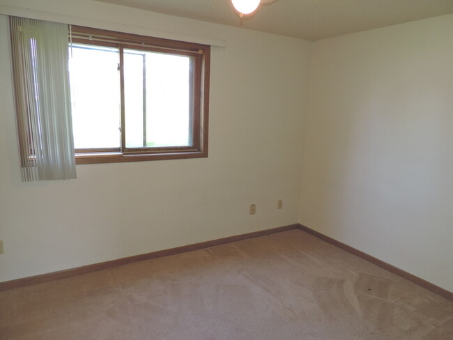 Building Photo - $875 | 1 Bedroom, 1 Bathroom Condo | Cat F...