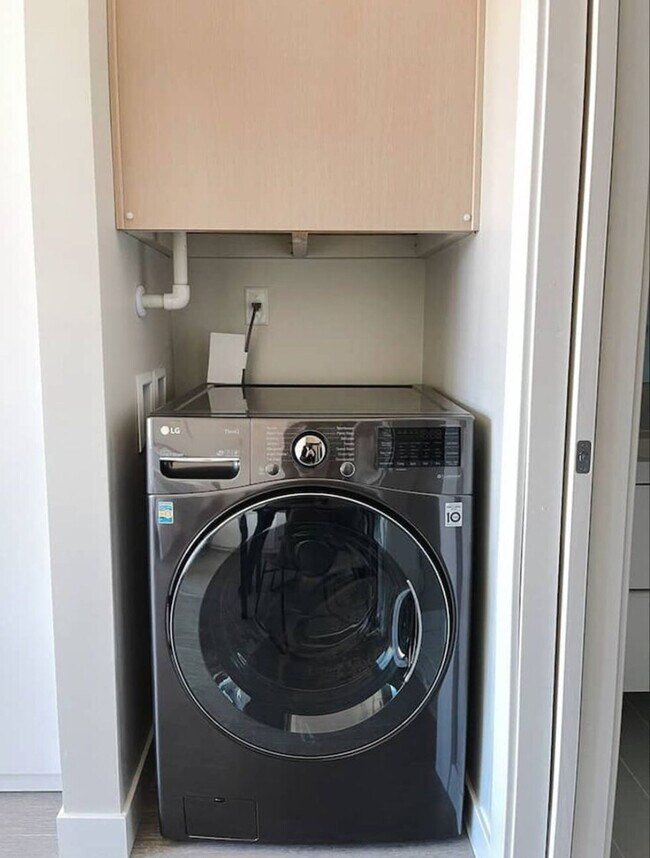 Building Photo - 2530 University Ave