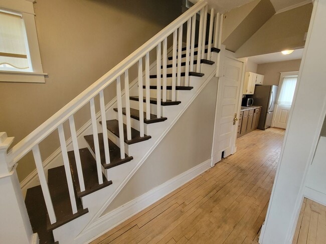 Building Photo - AVAILABLE JUNE - Charming 3 Bed, 1 Bath Home in East hillside!