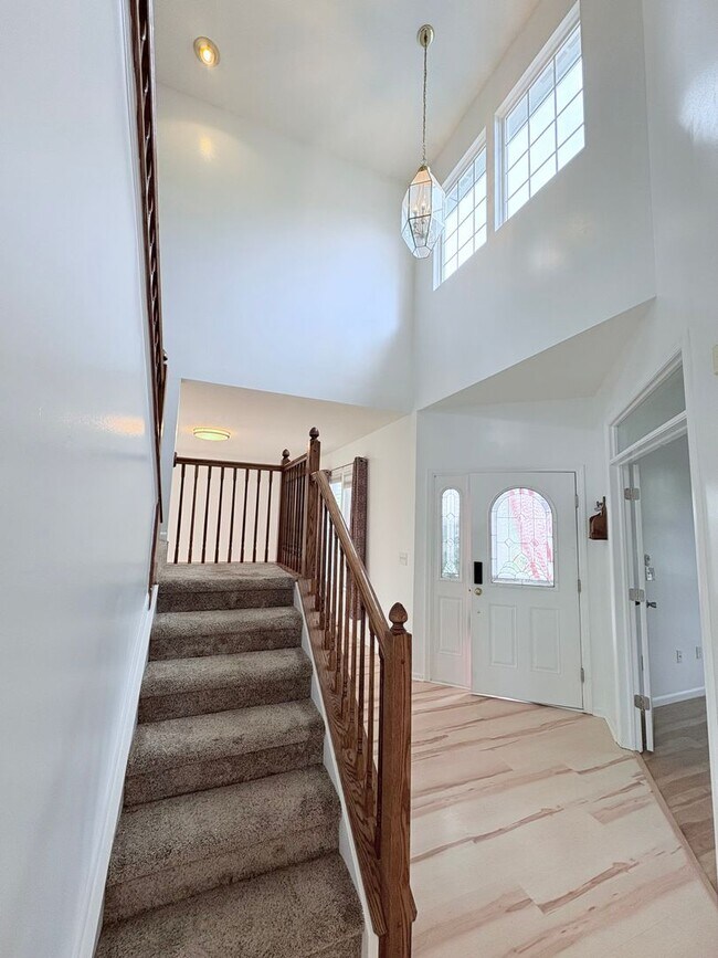 Building Photo - Spacious 4 Bed, 2 Bath Home in Columbus