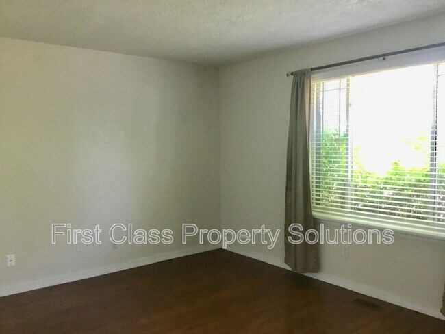 Building Photo - 2807 S Estate Dr