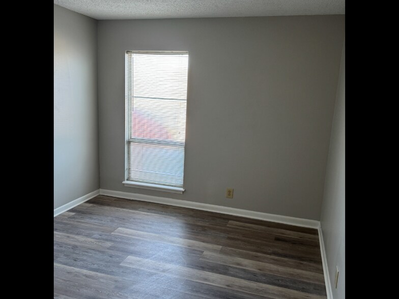 Building Photo - 515 Basswood Ave