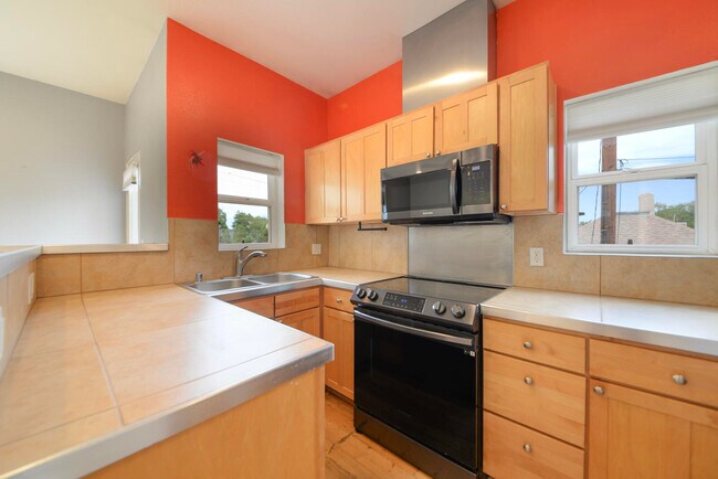 Building Photo - 1020 6th St NW