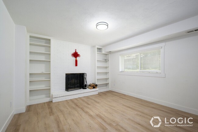 Building Photo - Beautiful Spacious Home with a Fully fence...