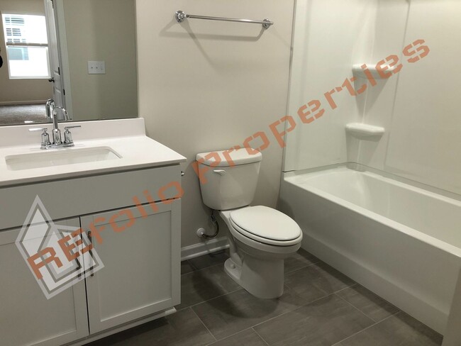Building Photo - Beautiful 3 Bedroom, 2.5 Bath house w/ 2 C...