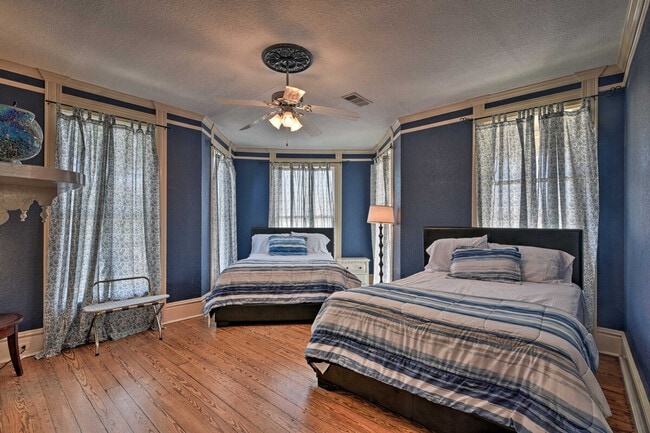 Building Photo - 2901 Broadway Avenue J