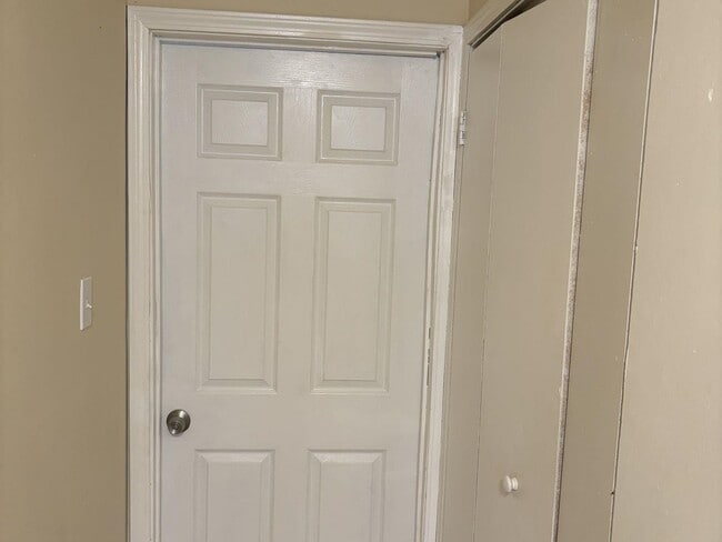 Building Photo - 643 McWhirter Ave