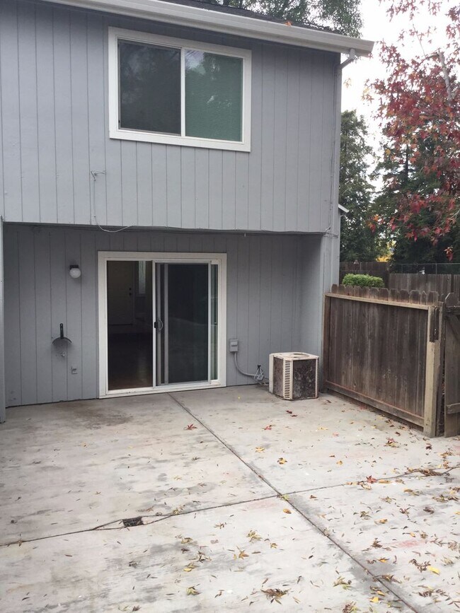 Building Photo - 2 Bedroom / 1 Bathroom Townhome in Bay Point