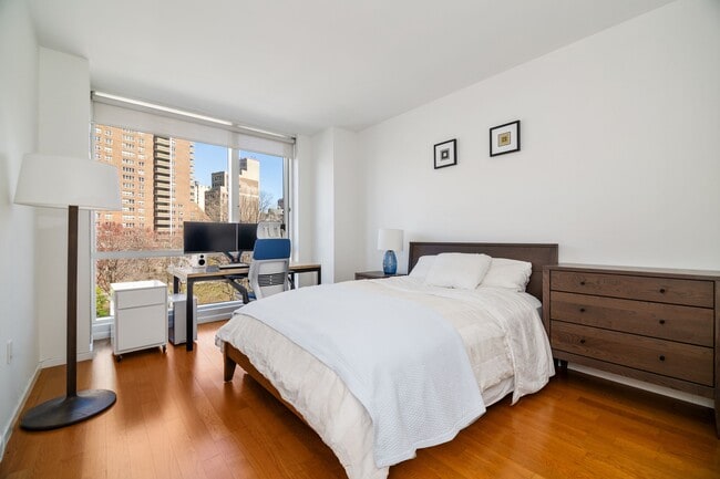 Building Photo - 200 Chambers St