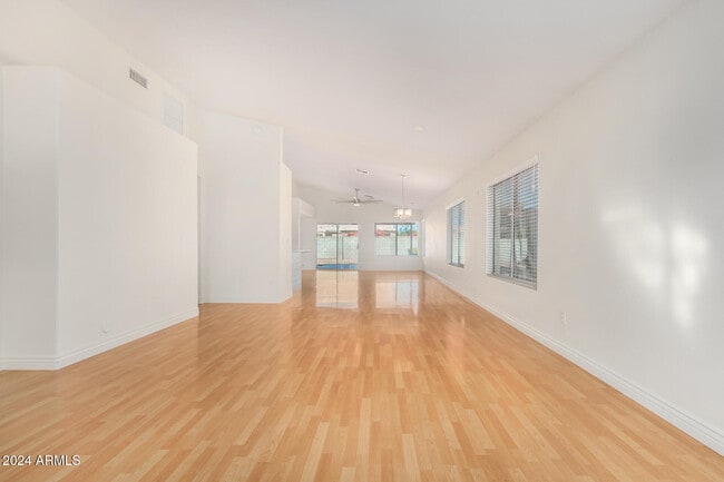 Building Photo - 8338 W Paradise Dr