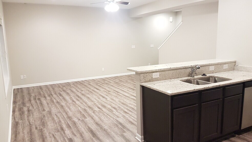 Building Photo - 810 SE 10th Ln