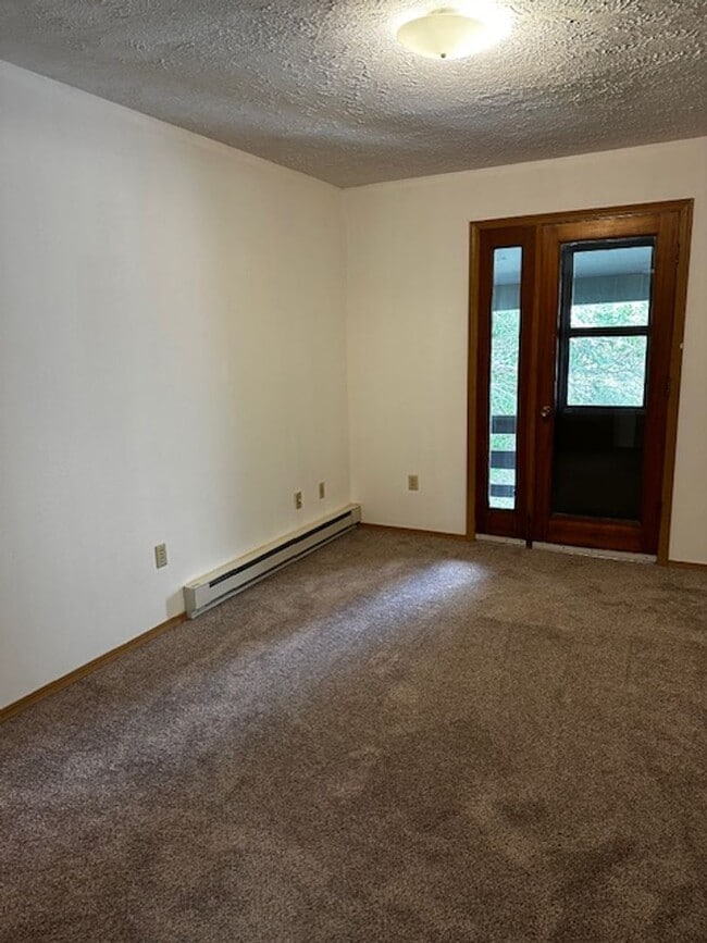 Building Photo - Fresh Paint and New Flooring!   Great loca...