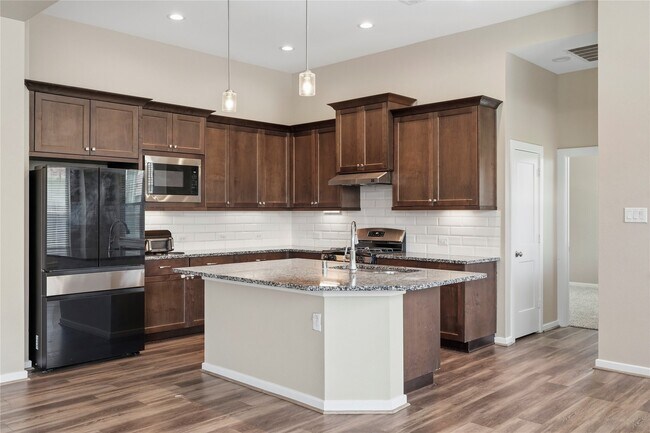 Building Photo - 8422 Bay Orchard Dr