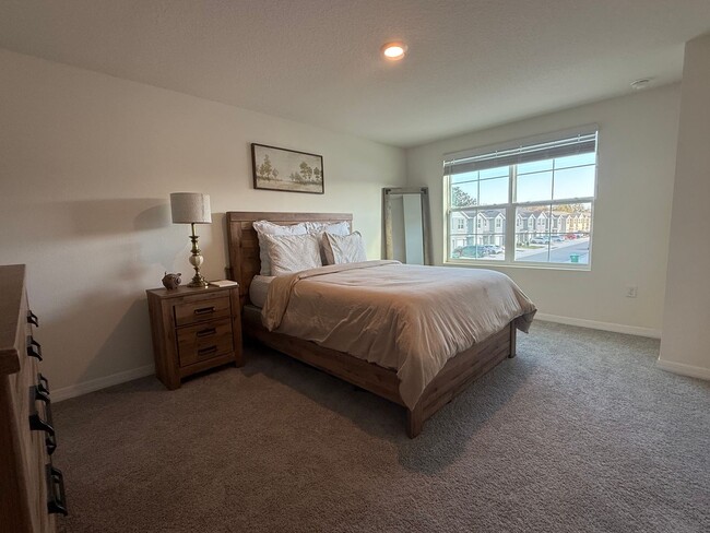 Building Photo - Beautiful 3 Bedroom 2.5-bathroom townhome