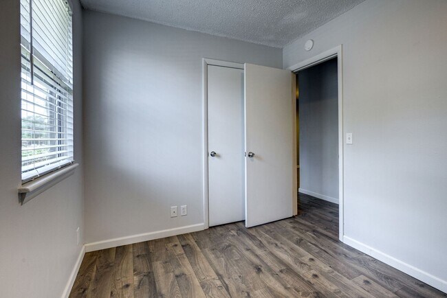 Building Photo - Newly Updated Home Just Minutes From Downt...