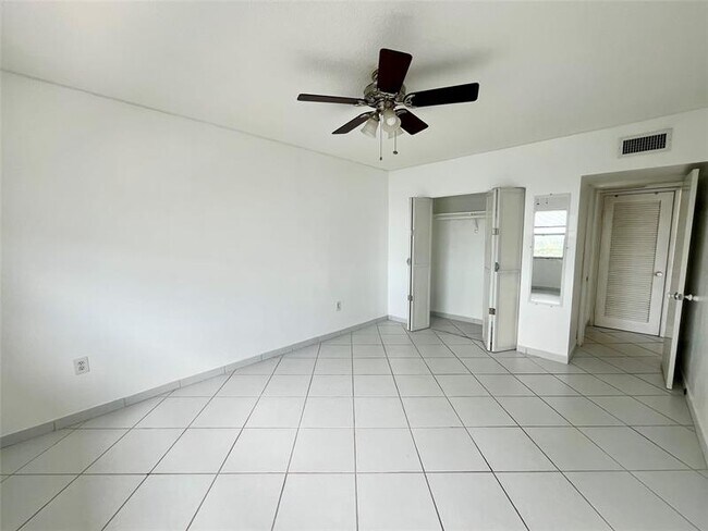 Building Photo - 400 Kings Point Dr